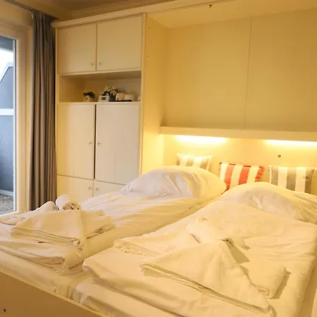 1-zimmer-appartement Mit Einbauschraenken Und Doppelschrankbett Apartmán
