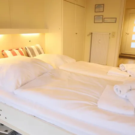 Lejlighed 1-zimmer-appartement Mit Einbauschraenken Und Doppelschrankbett