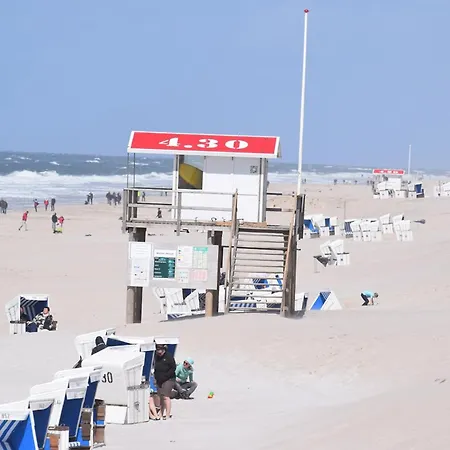 1-zimmer-appartement Mit Einbauschraenken Und Doppelschrankbett Apartmán